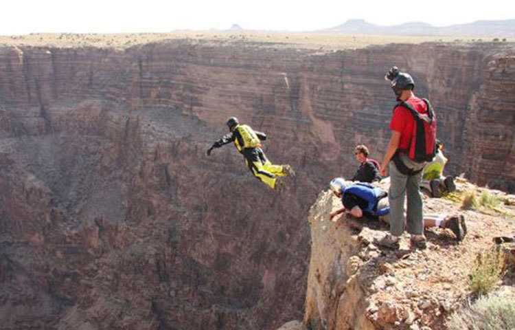 বেস জাম্পিং : বেস জাম্পিং হল উঁচু পাহাড়, বিল্ডিং, অ্যান্টেনা, স্প্যান থেকে প্যারাসুটের সাহায্যে ঝাঁপ দেয়া। এটি বিপজ্জনক খেলার অন্যতম। অনাকাক্সিক্ষত যেকোনো ঘটনা এড়াতে আমেরিকাসহ বিভিন্ন দেশ এই খেলাকে নিষিদ্ধ করা হয়েছে। নির্দিষ্ট কোনো সংগঠনের উদ্যোগ ছাড়া সাধারণত বেস জাম্পিং করতে অনুমতি দেয়া হয় না।