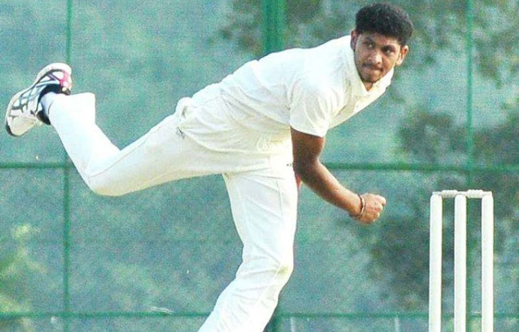 বাসিল থাম্পি : কেরালার মিডিয়াম পেসার বাসিল থাম্পিকে গুজরাত লায়ন্স কেনে ৮৫ লক্ষ টাকায়। তার বেস প্রাইস ছিল মাত্র ১০ লক্ষ টাকার। ঘরোয়া টি২০ ফর্ম্যাটে দুর্দান্ত বোলিং পারফরম্যান্স রয়েছে ২৩ বছরের বাসিল থাম্পির।