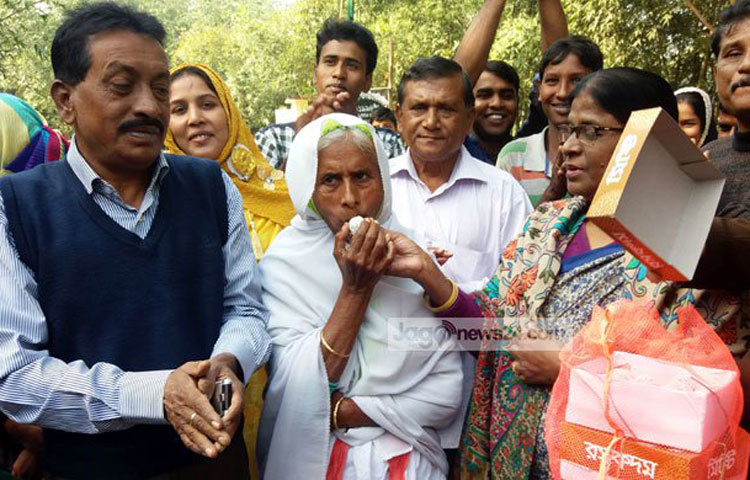 এদিকে বাসিরন নেছার কৃতিত্বপূর্ণ ফলাফল অর্জনের খবর শুনেই জাতীয় সংসদের সংরক্ষিত নারী সদস্য সেলিনা আক্তার বানু তাকে অভিনন্দন জানাতে বেলা আড়াইটার দিকে হোগলবাড়িয়া বাড়িতে মিষ্টি নিয়ে আসেন।