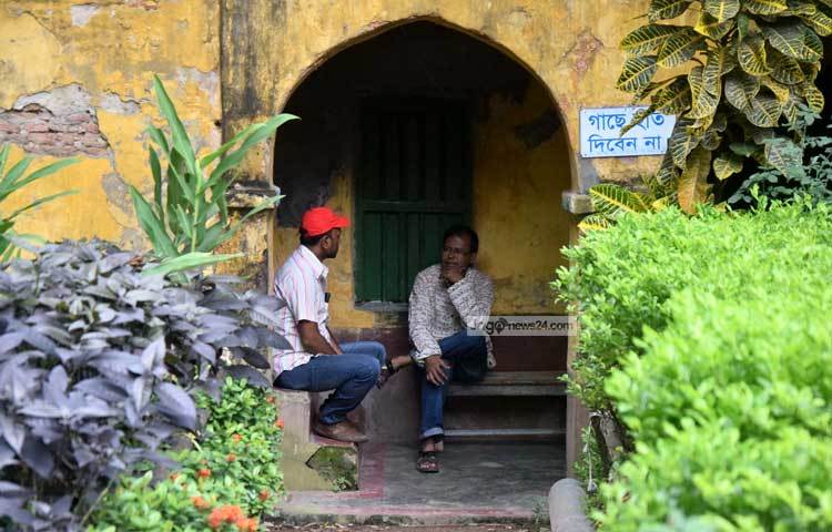 বাংলাবাজারের দুই প্রকাশক বিউটি বোর্ডিংয়ের বারান্দায় বসে গল্প করেছন। ছবি : মাহবুব আলম