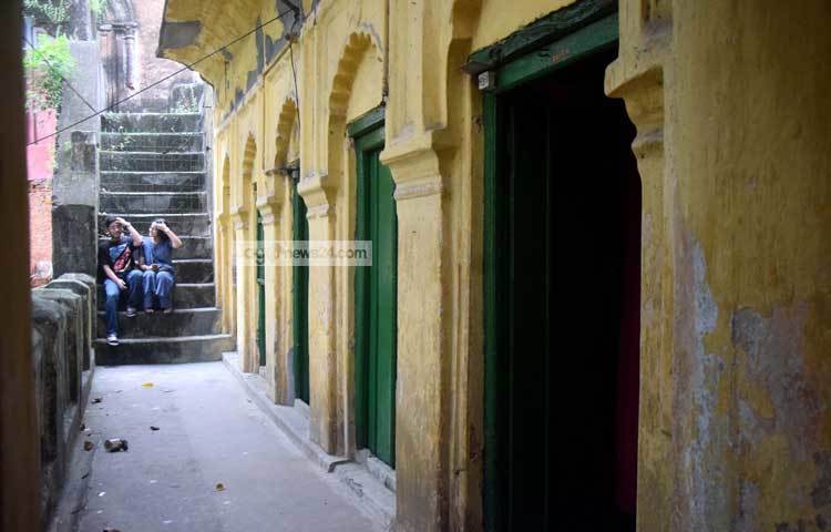 বিউটি বোর্ডিংয়ের এ ক্যান্টিনে বসেই প্রতিদিন চায়ের কাপের সাথে আড্ডার ঝড় তুলতেন নির্মলেন্দু গুণ, শহীদ কাদরী, শামসুর রাহমান, আল মা&rlm;হমুদ ও শামসুল হকের মত কবি সাহিত্যিকেরা। ছবি : মাহবুব আলম