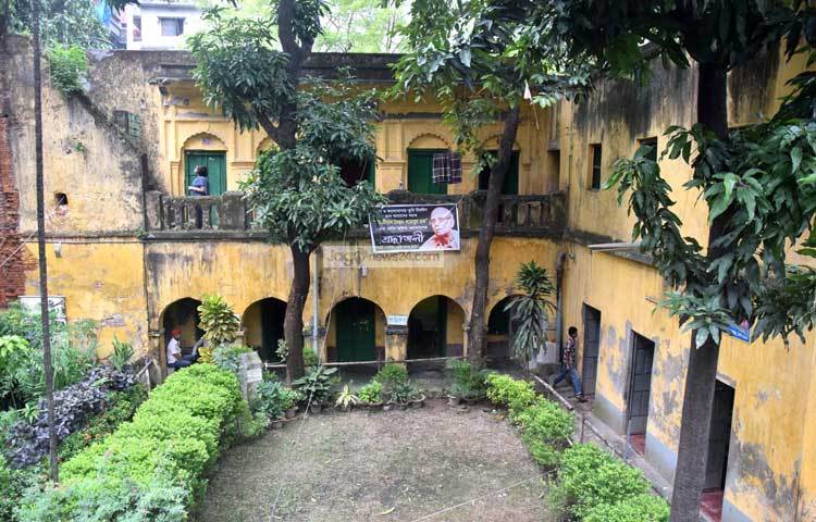 ঢাকার ইতিহাস-ঐতিহ্যের খুব বড় একটি অংশ হিসেবে স্থান দখল করে আছে বিউটি বোর্ডিং। ছবি : মাহবুব আলম