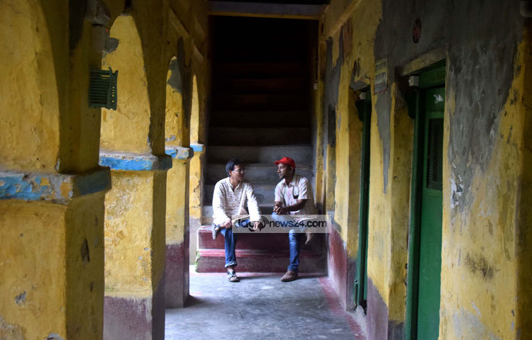 ১ নং শ্রীশ দাস লেনস্থ বিউটি বোর্ডিংয়ের দোতলা বিল্ডিংটি সেই ১৯৫০ সাল থেকে ঠিক একইভাবে মাথা উঁচু করে দাঁড়িয়ে আছে পুরান ঢাকার বুকে। ছবি : মাহবুব আলম