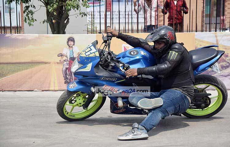 অনলাইন মার্কেটপ্লেস এখানেই ডটকম এর আয়োজনে এ বাইক স্টান্ট খেলা অনুষ্ঠিত হয়েছে। ছবি : মাহবুব আলম