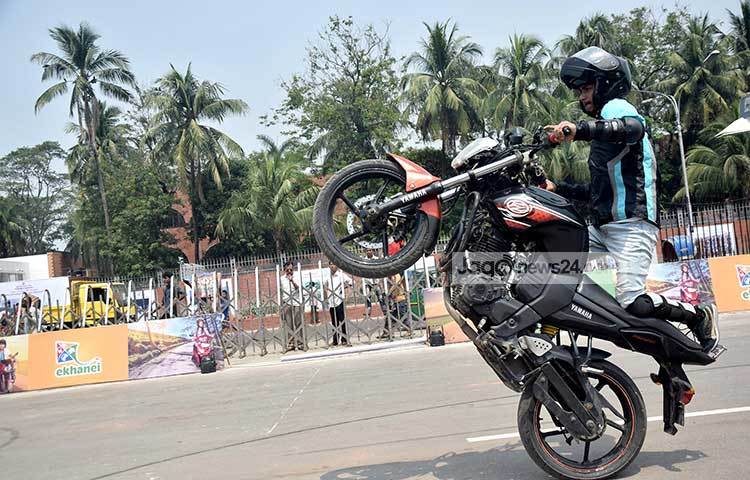 বাইক স্ট্যান্টস ম্যান চিন্ময়সহ দেশের খ্যাতিমান ১৬ জন বাইক স্ট্যান্ট এতে অংশ নিয়েছেন। ছবি : মাহবুব আলম