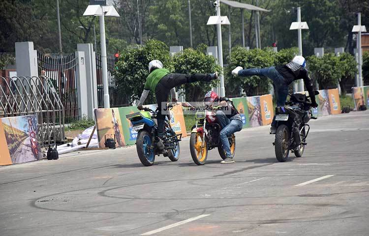 বাইক স্টান্ট খেলাটি অনেক ঝুঁকিপূর্ণ হলেও তরুণদের মধ্যে এর প্রতি আগ্রহ বাড়ছে। ছবি : মাহবুব আলম