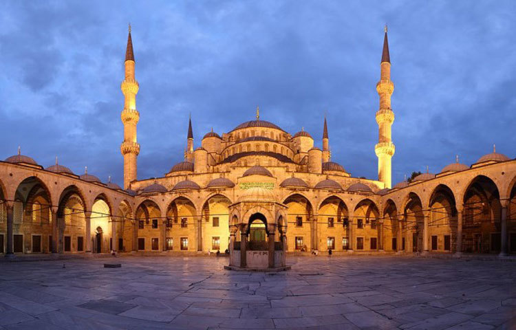 ব্লু মসজিদ, ইস্তামবুল : এটি শুধু মুসলমানদের নামায আদায়ের জন্যই নয়, দর্শনীয় স্থান হিসেবেও বেশ জনপ্রিয়।