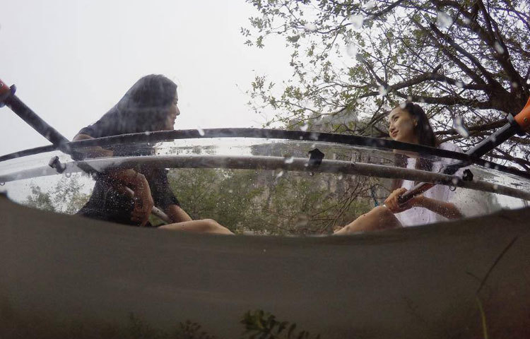 প্লাস্টিকের নৌকায় ভ্রমণে নিমগ্ন দুই তরুণী। চীনের তরুণ তরুণীদের মাঝে এই নৌভ্রমণ খুই জনপ্রিয় হয়ে উঠেছে।