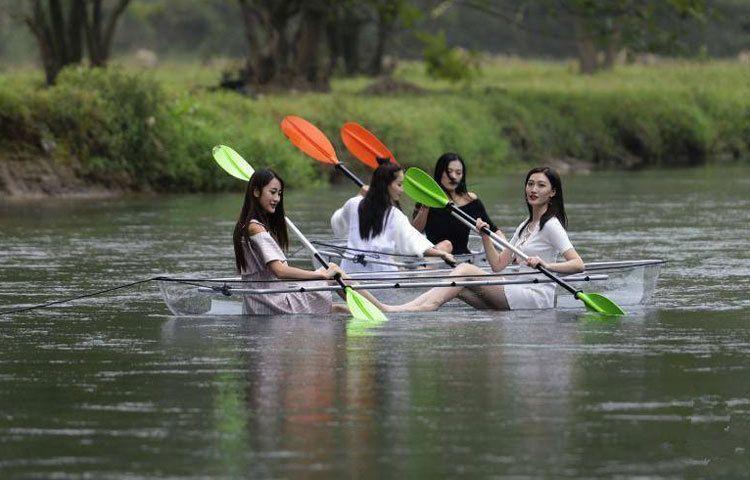 চার তরুণীর নৌকা বাইচ। ছুটিতে কিংবা অবসরে চীনের তরুণী মনের সুখে নৌকা ভ্রমণে বের হয়।