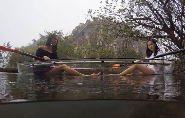 চীনের ভিন্ন লেকে পর্যটদের মাঝে কাচের নৌকা ভ্রমণ খুবই জনপ্রিয় হয়ে উঠেছে।