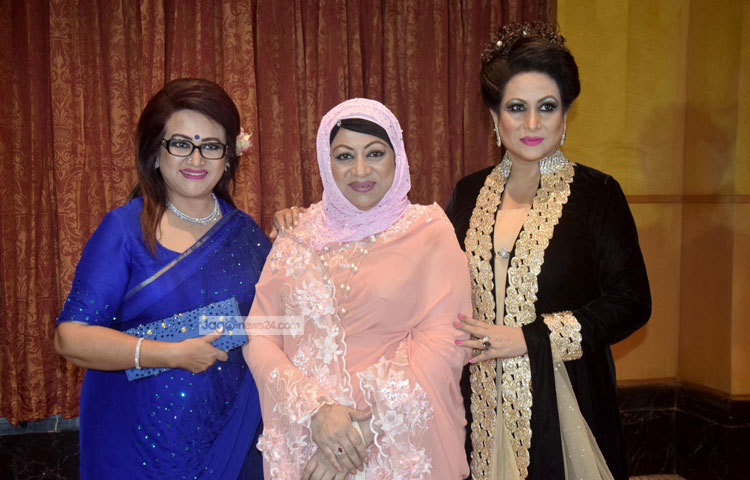 ববিতা, সুচন্দা ও চম্পা চলচ্চিত্র অঙ্গনের তিন কন্যাখ্যাত তিন বোন একই ফ্রেমেবন্দি হয়েছেন। গতকাল এই তিন কন্যা রাজধানীর এক হোটেলে অনলাইন ভিত্তিক একটি ফ্যাশন হাউসের উদ্বোধনী অনুষ্ঠানে অংশ নিয়েছিলেন। ছবি : মাহবুব আলম।