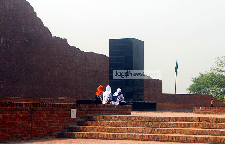 রাষ্ট্রীয় জাতীয় দিবসগুলোতে প্রাণের টানে নতুন প্রজন্মের ছেলে-মেয়েরা এখানে ছুটে আসে। তারা হৃদয়ের অকৃত্রিম শ্রদ্ধা নিবেদন করে লক্ষ শহীদের স্মৃতির প্রতি। ছবি : বিপ্লব দিক্ষিৎ