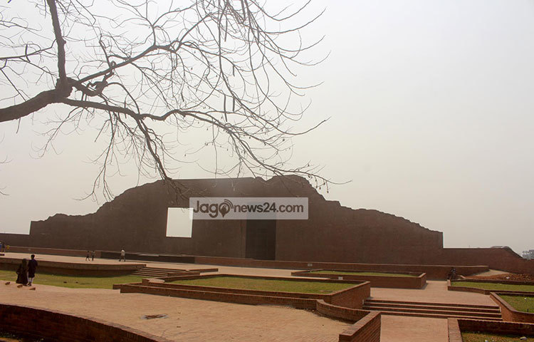 শহীদ বুদ্ধিজীবী স্মৃতিসৌধ একটি স্মৃতি স্মারক। এই স্মৃতিসৌধটি ঢাকার মোহাম্মদপুর থানার রায়েরবাজার এলাকায় অবস্থিত। ছবি : বিপ্লব দিক্ষিৎ