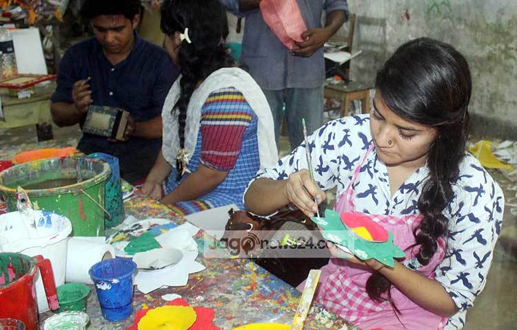 মঙ্গল শোভাযাত্রার অনুষঙ্গ তৈরিতে ব্যস্ত ঢাকা চারুকলার শিক্ষার্থীরা। ছবি : বিপ্লব দিক্ষিৎ