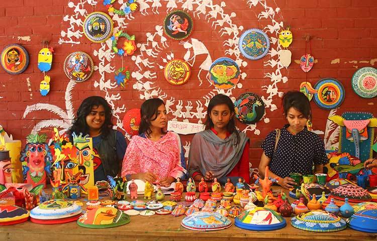 শিক্ষার্থীরা বিশ্ববিদ্যালয়ের প্রাঙ্গনেই বৈশাখ নিজেদের প্রস্তুত করা বৈশাখ বরণের সরঞ্জামাদি বিক্রি করছে। ছবি : হাফিজুর রহমান