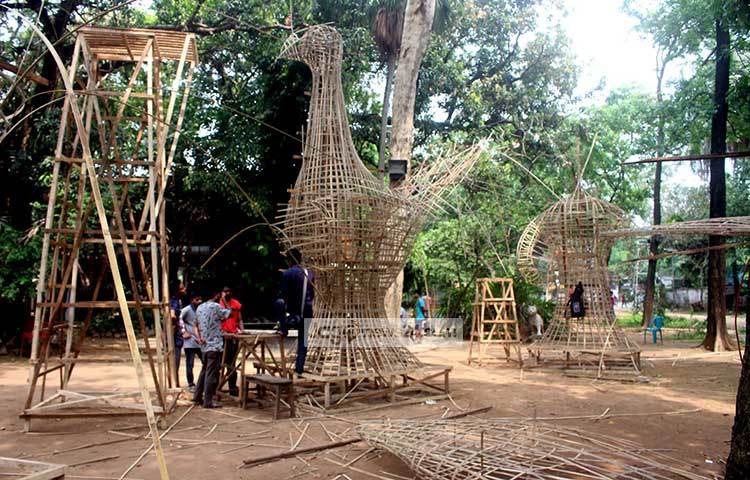 ময়ূর তৈরির কাজে ব্যস্ত শিল্পীরা। কয়েকেদিন আগে থেকেই এগুলো নির্মাণ করা হচ্ছে। ছবি : বিপ্লব দিক্ষিৎ