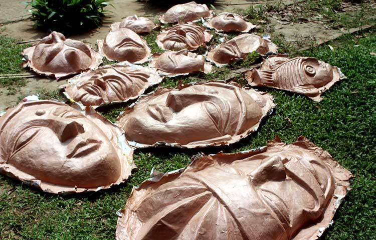 মঙ্গল শোভাযাত্রার জন্য মুখোশ তৈরি করা হচ্ছে। ছবি : বিপ্লব দিক্ষিৎ