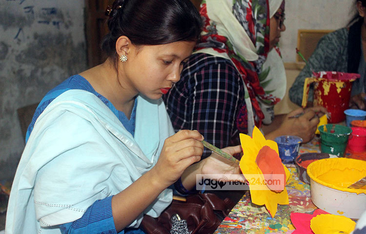 মঙ্গল শোভাযাত্রার অনুষঙ্গ তৈরিতে ব্যস্ত হয়ে পড়েছেন চারুকলার শিক্ষার্থীরা। ছবি : বিপ্লব দিক্ষিৎ