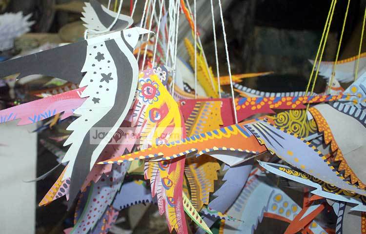 মঙ্গল শোভাযাত্রার অন্যতম অনুষঙ্গ হিসেবে ব্যবহার করা হবে এই কাগজের তৈরি নানা প্রাণী। ছবি : বিপ্লব দিক্ষিৎ