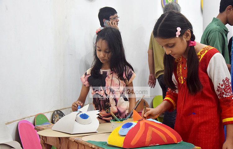 শিশুরাও যোগ দিয়েছে রঙ তুলি নিয়ে।&nbsp; উৎসাহের সঙ্গে তারাও রঙ তুলি দিয়ে মুখোশ সাজাচ্ছে। ছবি : মাহবুব আলম