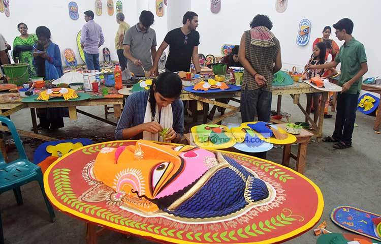 কয়েক সপ্তাহ ধরে চারুকলার শিক্ষার্থীরা বৈশাখ বরণের নানা অনুষঙ্গ তৈরিতে ব্যস্ত সময় কাটাচ্ছে। ছবি : মাহবুব আলম