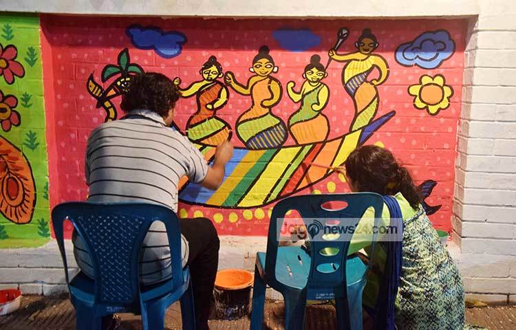 চারুকলার দেয়ালে ফুটিয়ে তোলা হচ্ছে বৈশাখী আমেজ। ছবি : মাহবুব আলম