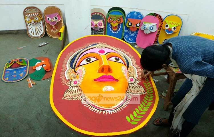 শিল্পীর নিপুণ হাতে ভেসে উঠছে বৈশাখ বরণের নানা অনুষঙ্গের আসল রূপ। ছবি : মাহবুব আলম