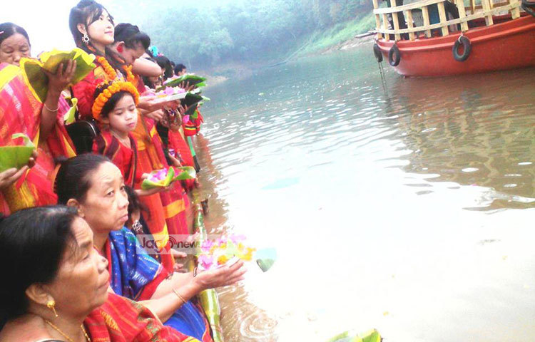 পুরনো বছরের সব ময়লা, পাপ, আপদ, বিপদ, গ্লানি, ব্যর্থতা ধুয়েমুছে নতুন বছরে যত অপূর্ণতা পূরণসহ শুভ-মঙ্গলের প্রার্থনায় বুধবার সাত-সকালে নদীতে ফুল ভাসিয়েছেন পাহাড়ি মানুষেরা। ছবি : সুশীল প্রসাদ চাকমা