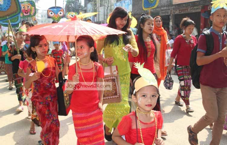 পুরাতন বছরকে বিদায় আর নতুন বছরকে বরণ করে নিতে বান্দরবানে মারমা সম্প্রদায়ের নববর্ষবরণ উৎসব সাংগ্রাই শুরু হয়েছে। ছবি : সৈকত দাশ