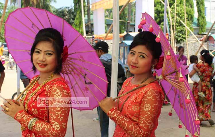 মারমা সম্প্রদায়ের লোকজন বৈসাবিকে সাংগ্রাই উৎসব হিসেবে পালন করে থাকেন। পুরনো বছরের শেষ দিন এবং নতুন বছরের প্রথমদিনই সাংগ্রাই উৎসবের দিন হিসেবে তাদের কাছে বেশ গুরুত্বপূর্ণ। ছবি : সৈকত দাশ