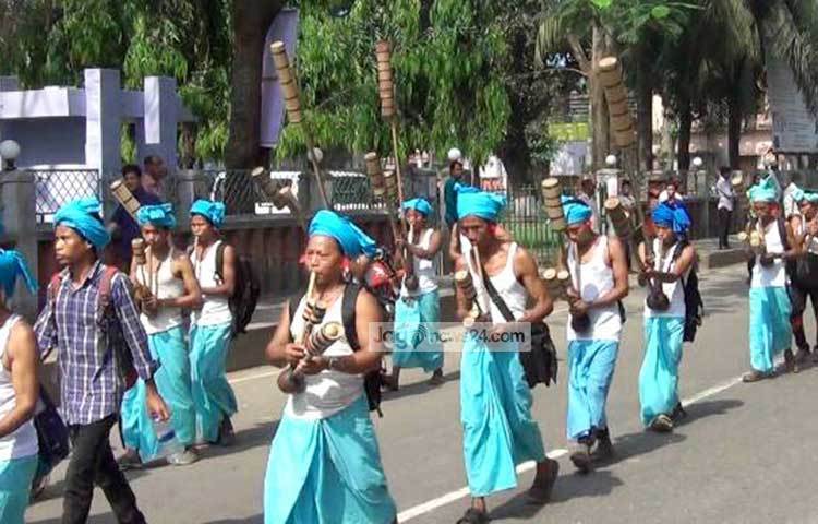 বৃহস্পতিবার সকালে উৎসবকে ঘিরে স্থানীয় রাজার মাঠ থেকে বর্ণাঢ্য শোভাযাত্রা বের করা হয়। ছবি : সৈকত দাশ