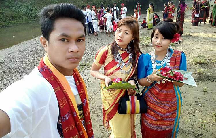 পাহাড়ে শুরু হয়েছে তিনদিনের বৈসাবি বা বিজু উৎসব। বৃহস্পতিবার (১৩ এপ্রিল) পালিত হবে উৎসবের মূল আয়োজন। উৎসবে তরুণ-তরুণীরা সেলফি তুলছে। ছবি : সুশীল প্রসাদ চাকমা