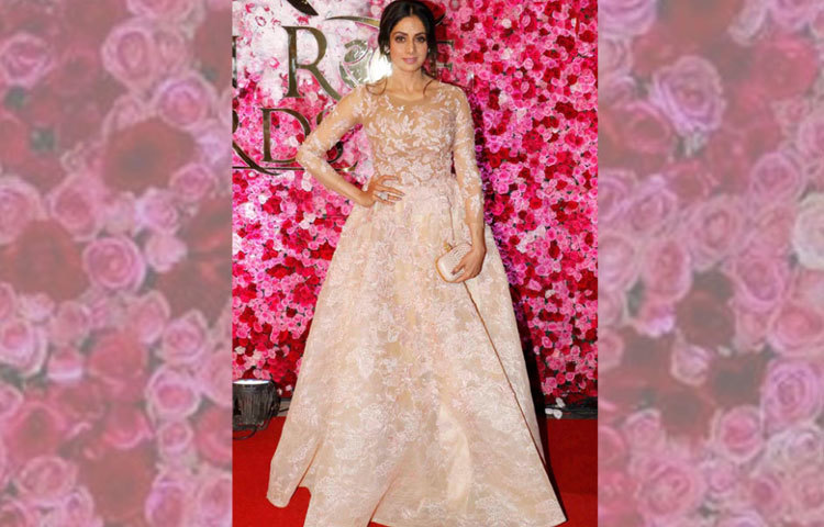 ফ্লোরাল মোটিফের বেজ গাউনে শ্রীদেবী বরাবরের মতোই &lsquo;এলিগ্যান্ট&rsquo;। ম্যাচিং বক্স ক্লাচটা স্টাইলিশ।