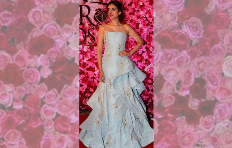 ডিজাইনার গৌরব গুপ্তের স্কাই ব্লু রাফল্ড গাউনে অদিতি রাও হায়দারি। কোনো গহনা ছাড়াই তাকে রেড কার্পেটে দারুণ দেখাচ্ছে তাকে।