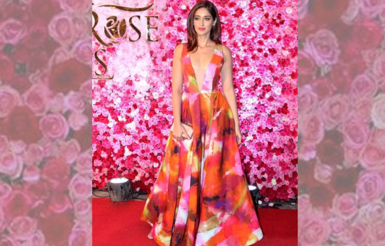 মাল্টিকালার ডিজিটাল প্রিন্টেড গাউনে ইলিয়ানা ডি ক্রুজকে বাকিদের তুলনায় একটু যেন ফিকে দেখাচ্ছে।