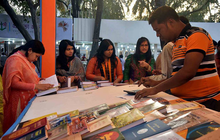 আগ্রহী পাঠকরা তাদের পছন্দের বই দেখেছেন। ছবি : মাহবুব আলম