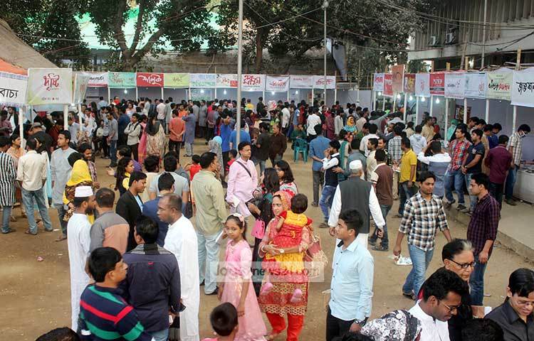 লিটল ম্যাগ চত্বরে পাঠকের আনাগোনা। দেশের বিভিন্ন স্থান থেকে অনেক পাঠক শুধু বইমেলাকে কেন্দ্র করেই ঢাকায় এসেছেন বলে জানা গেছে। ছবি : বিপ্লব দিক্ষিৎ