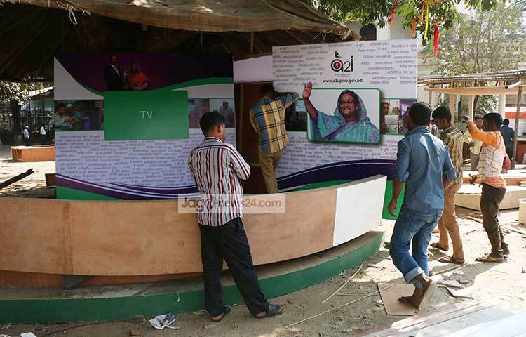 পরম আগ্রহের সঙ্গে মেলার মাঠে কাজ করছেন স্টল নির্মাণ শ্রমিকরা। ছবি : মাহবুব আলম