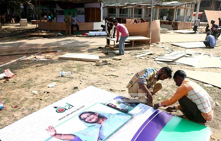 হাতুড়ি, পেরেক ও বাঁশের কাঠামোর ভিত্তি বলে দিচ্ছে, সময় ঘনিয়ে আসছে একুশে বইমেলার। ছবি : মাহবুব আলম