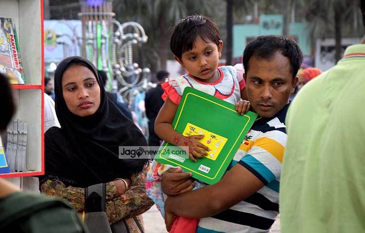 বাবা-মায়েরা কোলের শিশুকে নিয়েও বই মেলায় আসছেন। এমন দৃশ্য দেখে মন জুড়িয়ে যায়। ছবি : মাহবুব আলম