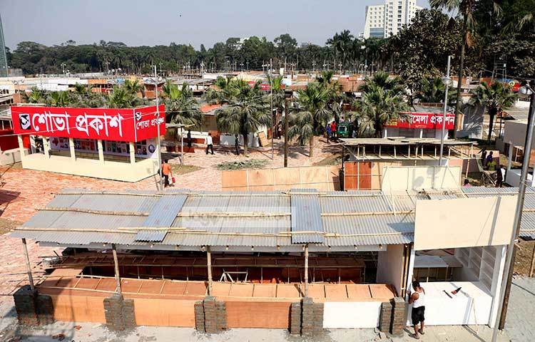 প্রত্যেক স্টল মালিকই চাচ্ছেন তার স্টলটি দেখতে সবার চেয়ে সুন্দর হোক। ছবি : মাহবুব আলম