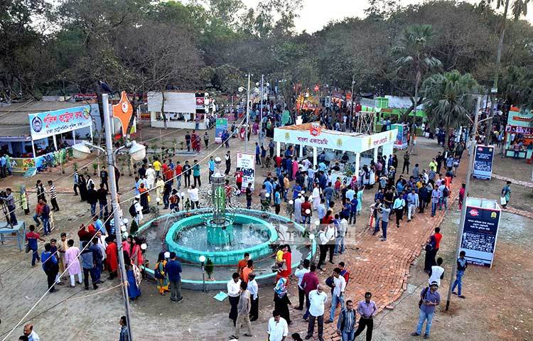 এ বছর মেলা প্রাঙ্গণ নান্দনিক উপস্থানায় সাজানো হয়েছে। মেলার পরিসর অনেকটা খোলামেলা হওয়ার পাঠকরা ঘুরে স্বস্তি পাচ্ছেন। ছবি : মাহবুব আলম