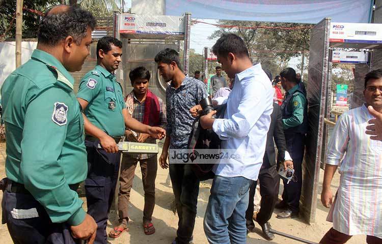 মেলায় ঢুকতে প্রবেশ পথে পুলিশের তল্লাশি। ছবি : বিপ্লব দিক্ষিৎ