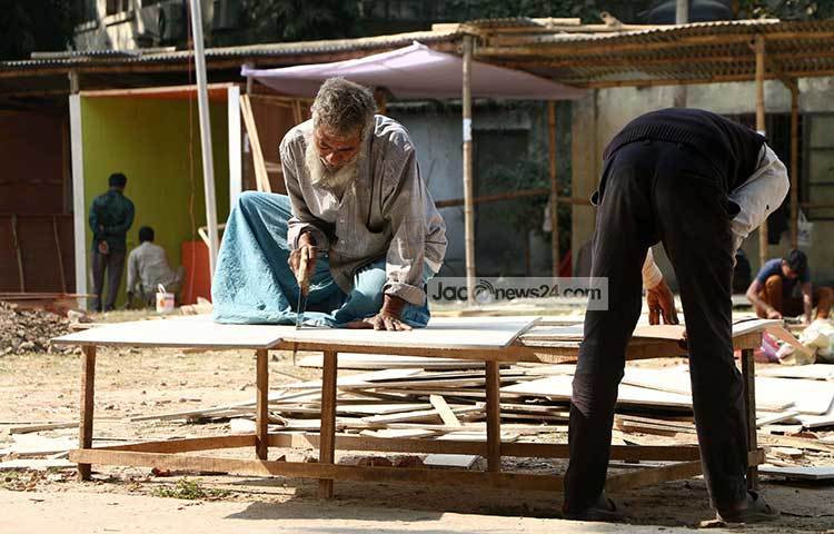 চলছে শেষ সময়ের প্রস্তুতি। প্রতিদিন সকাল থেকে সন্ধ্যা পর্যন্ত বইমেলার পুরো অবকাঠামো নির্মাণ করার জন্য পরিশ্রম করছেন শ্রমিকরা। ছবি : মাহবুব আলম