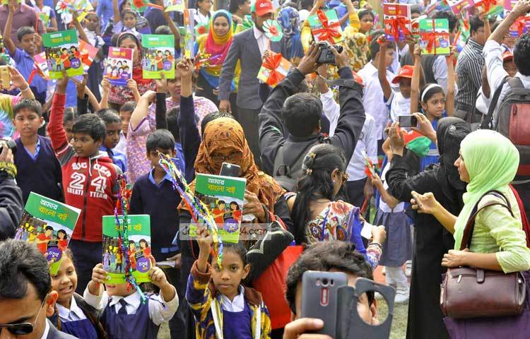 এ উপলক্ষে রাজধানীর ১৫টি স্কুলের শিক্ষার্থীদের আসর বসেছে আজিমপুর গালর্সে স্কুল অ্যান্ড কলেজ মাঠে। এই উৎসবের আয়োজন করেছে জাতীয় পাঠ্যক্রম ও পাঠ্যপুস্তক বোর্ড (এনসিটিবি)। ছবি : বিপ্লব দিক্ষৎ