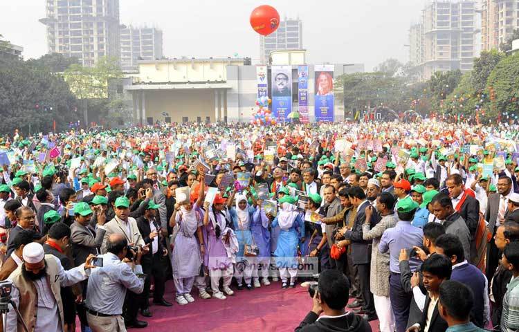 রোববার সকাল সাড়ে ৯টায় মাধ্যমিক শিক্ষার্থীদের নিয়ে ব্যতিক্রমী এই উৎসবের আনুষ্ঠানিক উদ্বোধন করেন শিক্ষামন্ত্রী নুরুল ইসলাম নাহিদ। ছবি : বিপ্লব দিক্ষৎ