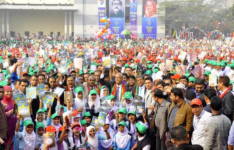 সরেজমিনে দেখা গেছে, সকল শিক্ষার্থীর হাতে একটি করে নতুন বই দিয়ে এই আয়োজনকে আরো বর্ণিল করা হয়েছে। ছবি : বিপ্লব দিক্ষৎ