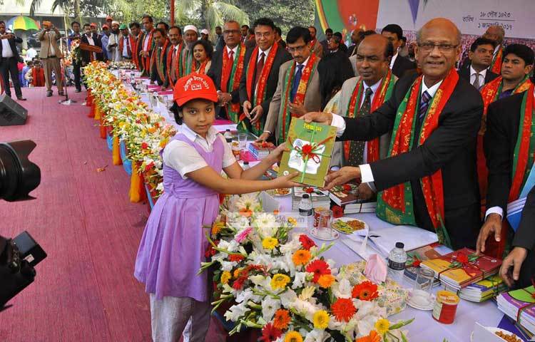 শিক্ষামন্ত্রী নুরুল ইসলাম নাহিদের কাছ থেকে নতুন বই গ্রহণ করছেন এই শিক্ষার্থী। ছবি : বিপ্লব দিক্ষৎ