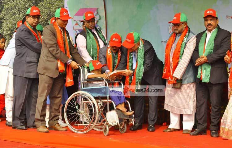 বিশেষ চাহিদা সম্পন্ন শিশুদের মাঝে বই বিতরণ করছেন অর্থমন্ত্রী আবুল মাল আবদুল মুহিত। ছবি : বিপ্লব দিক্ষৎ