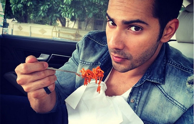 বরুণ ধাওয়ান : একটু সুযোগ পেলেই খাবারের মাঝে ডুবে থাকেন তিনি।